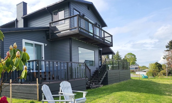 Clinton House | South end water/ferry view, entire home w/hot tub and Massage chair