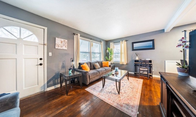 Cleveland House | South Euclid Spacious 3 BR 1.5 Bath Ranch Home