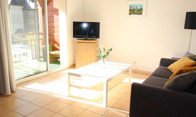 Saint-Mamet Apartment | South-facing 2BR with balcony, pool, parking, pets ok and wifi