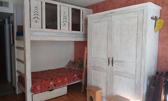Aiguilles Apartment | South-facing 32m2 studio in the village of Aiguilles in the heart of the Queyras.