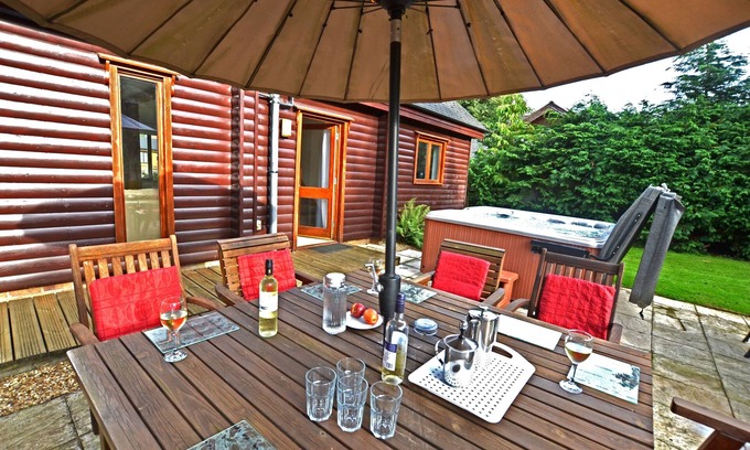 Pentney Cottage | South facing 4br lodge with Hot tub in 1/4 acre in tranquil setting.