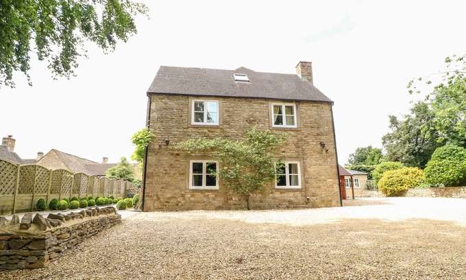 Stow-on-the-Wold Cottage | SOUTH HILL FARMHOUSE, pet friendly in Stow-On-The-Wold