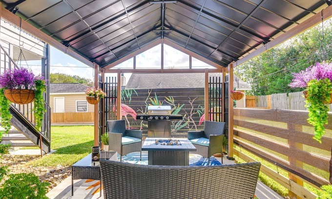 South Houston House | South Houston Townhome w/Patio & Gas Grill!