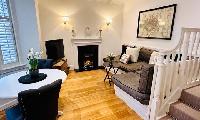 Queen's Gate Apartment | South Kensington, pretty patio flat.5 mins tube, super fast wifi. SKY tv.
