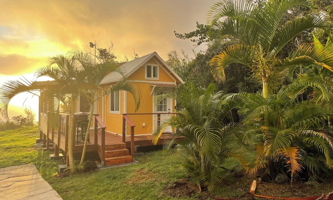 Captain Cook Bed & Breakfast | South Kona Country Cottage with bedroom loft and outdoor screen room.