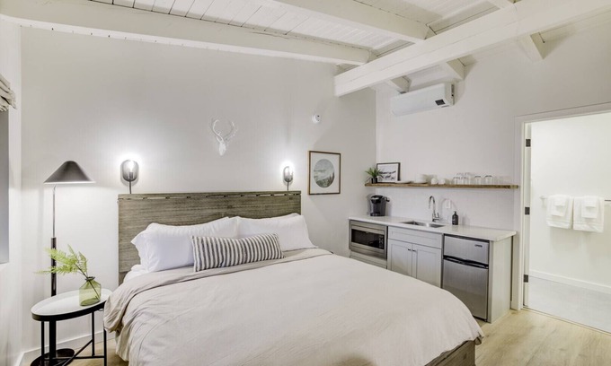 Lakeside Park Apartment | South Lake Chalet #10-New Boutique Suite-Minutes to Heavenly & Lake Tahoe