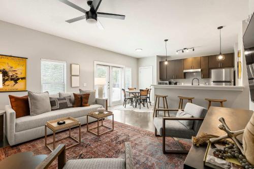 South Lamar House | South Lamar Retreat - Sauna, Plunge & Pickleball