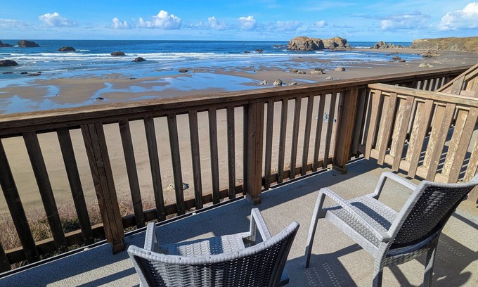 Bandon Apartment | South Loft: Cozy, two-person loft with deck overlooking the beach
