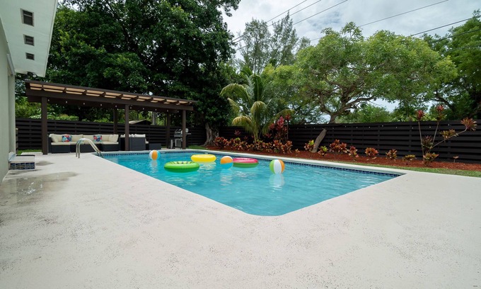 South Miami House | South Miami House with Pool & Backyard Oasis, BBQ Grill, 5 Bd, fits 11 guests