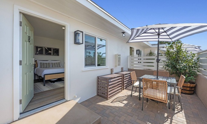 South Oceanside Hotel | South Oceanside Bunalow 8 - Deluxe Work and Stay Full Studio + Patio