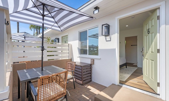 South Oceanside Hotel | South Oceanside Bungalow 6 - Deluxe Queen Studio + Patio