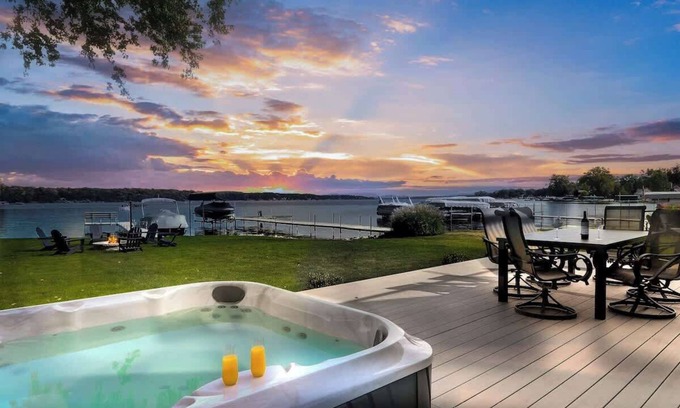 Delavan Lake House | South Shore Retreat: Luxury Lake House - Hot Tub