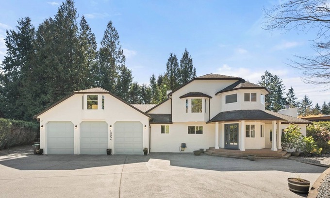 Crescent Beach House | South Surrey House - Private bachelor Suite with Bathroom & Separate Entry