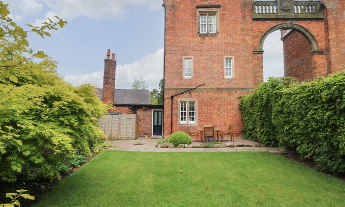 Macclesfield Cottage | SOUTH TOWER COTTAGE, family friendly, with a garden in Macclesfield