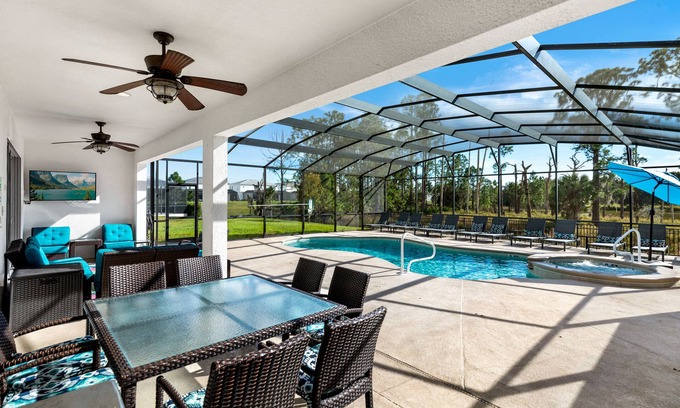Loughman Villa | South View 5* Villa, large pool area, spa, gameroom, nr Disney, Universal & golf