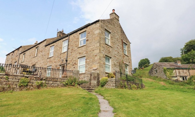 Worton House | SOUTH VIEW, GUNNERSIDE, pet friendly, with open fire in Reeth