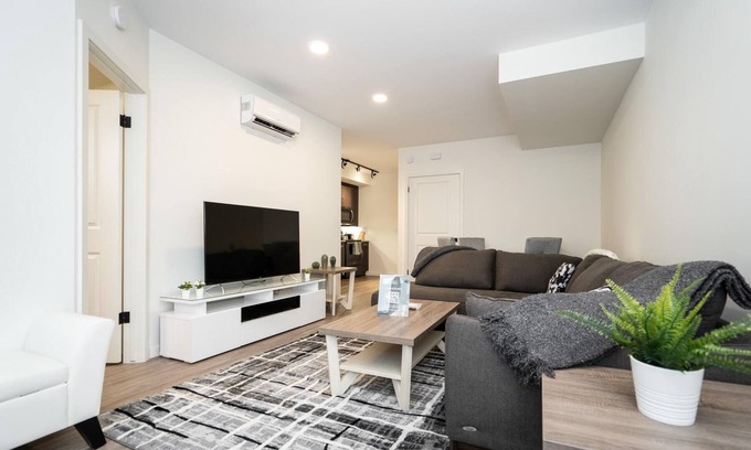 Fort Gary Condo | South Winnipeg Modern 2BR 1BATH+ Free Parking (306-325)