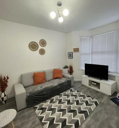 Northampton Apartment | Southampton Bridge Home by AFL