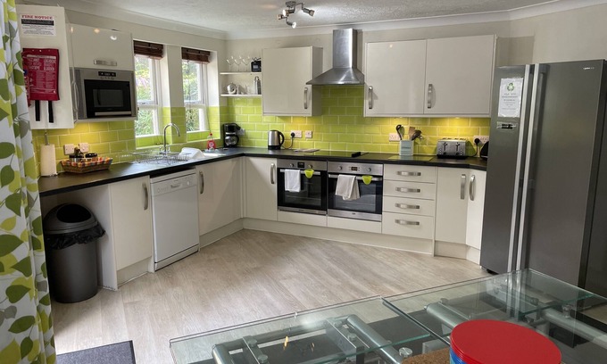 Brighton House | Southdown Villa 5 Bed 4 bath WiFi sleeps 18, Parking,