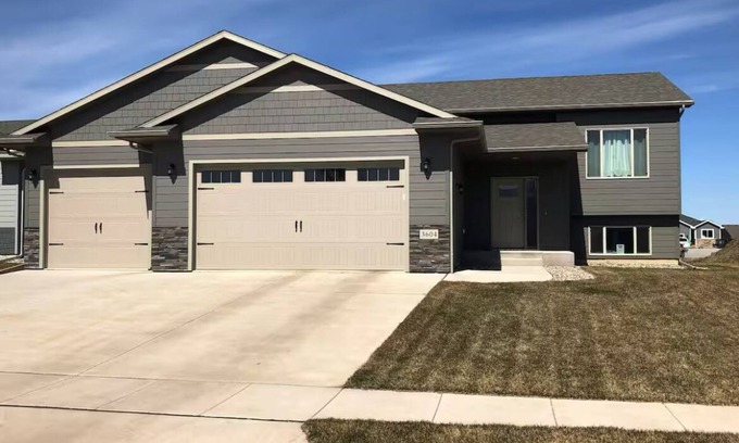 Sioux Falls House | Southeast Retreat 4Beds 3bath Family&Pet friendly!