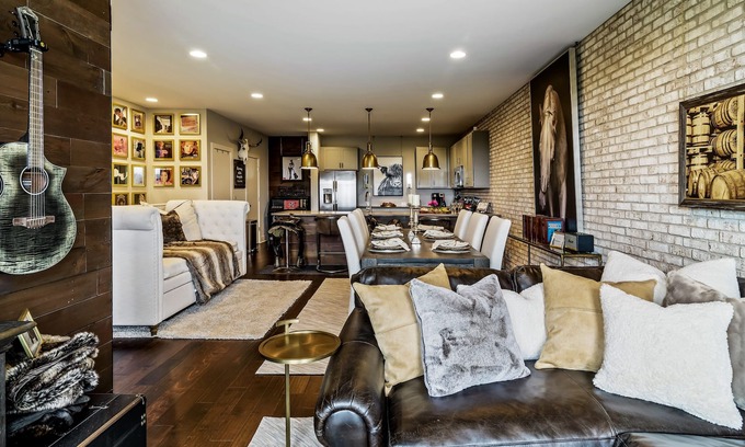 Katie Hill Neighborhood House | Southern Belle: Skyline Views | 5min to Broadway