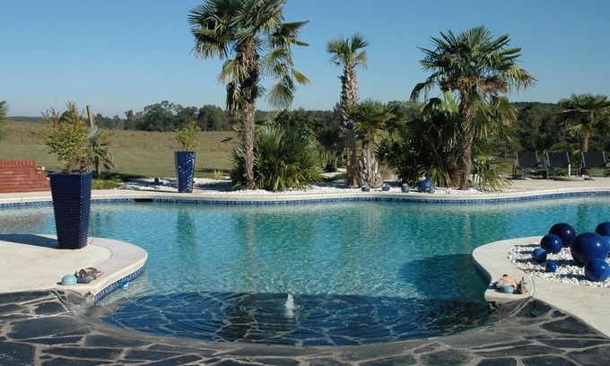 Monroe House | SOUTHERN CHARM ESTATE: Monroe’s Chic Style Retreat. Vacation Like Celebrity!