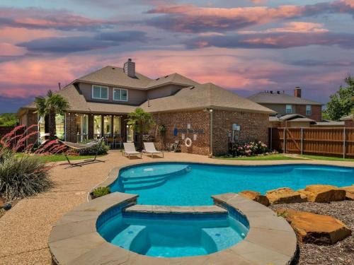 Rockwall House | Southern Charm & Luxury Living - BBQ & Pool