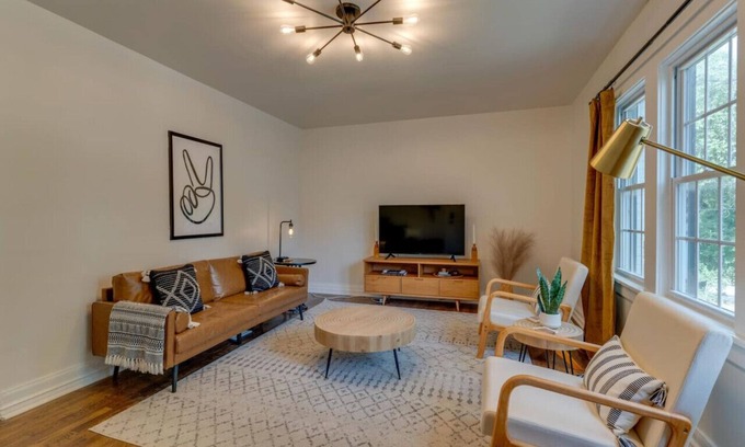 North Nashville Apartment | Southern Charmer: Close to Broadway! Sleeps 8