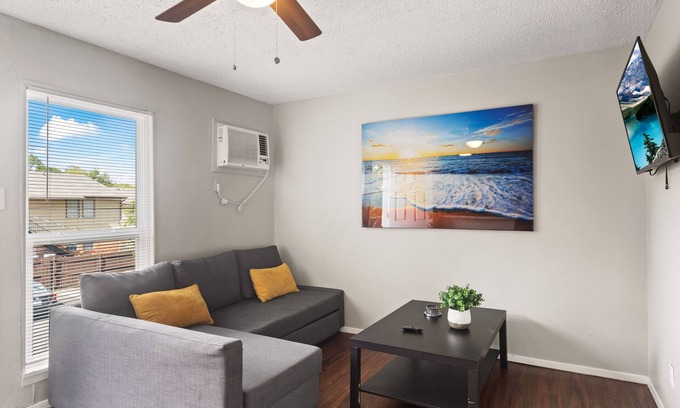 Central Arlington Apartment | Southern Comfort ★3/4 Mile from AT&T Stadium