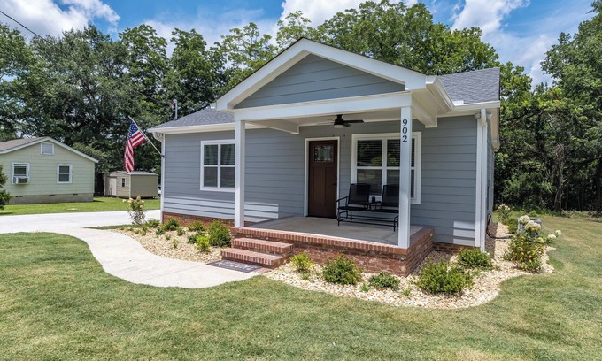 Phenix City House | Southern Comfort Bungalow- Cozy & Close to Downtown Columbus, 7 Miles to Airport