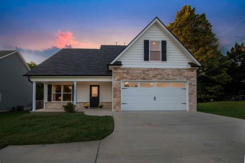 Ashley Oaks House | Southern Comfort- Knoxville Family Getaway