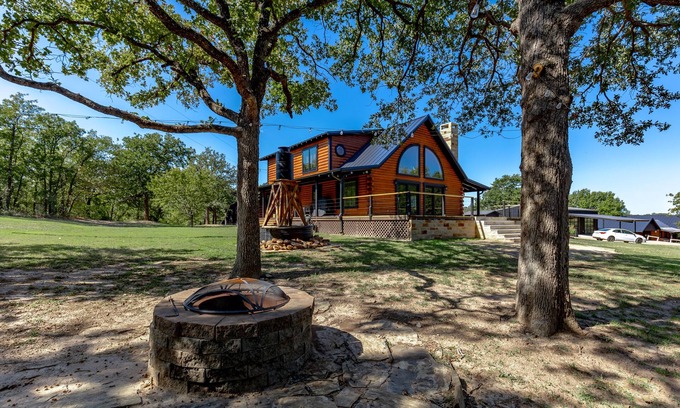 Muenster Cabin | Southern Comfort: The Bluff's at Saint Jo