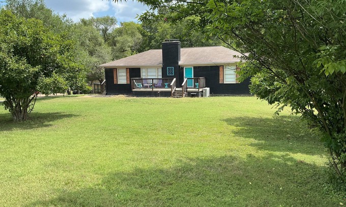 Nashville House | Southern ComfortnDynamic 2 Level Homen1 Acre LotnFully Fenced Backyard