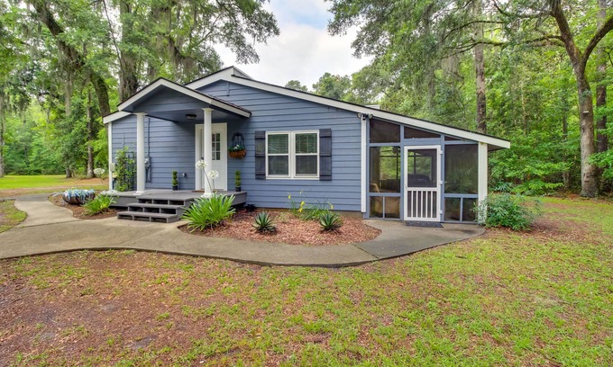 Eden House | Southern Escape in Guyton: Private Yard & Hot Tub!