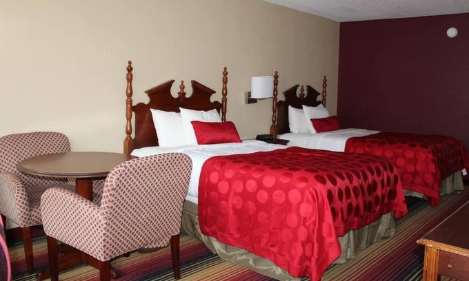 Perry House | Southern Hospitality! Pool, Near Fort Valley State University, Free Parking!