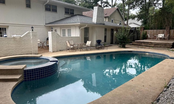 Cordova House | Southern-Inspired 5-BR Luxury Home with Pool & Jetted Tub - Simply Marvelous.