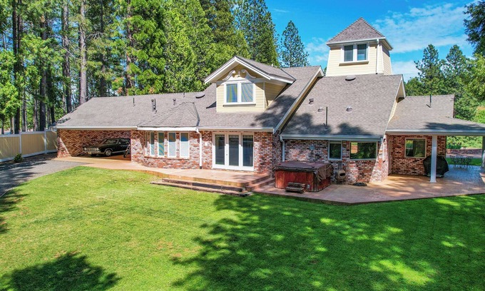 Apple Hill House | Southern livingnCharming 2-bedroom house with WiFi, AC in beautiful Camino