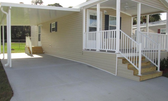 Eustis Resort | Southern Palms Park Model 13