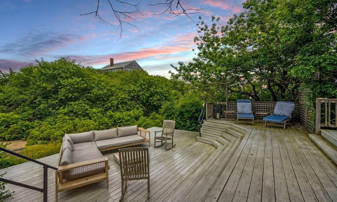 Newbury House | Southern Serenity 5 Min Walk to Beach Patio
