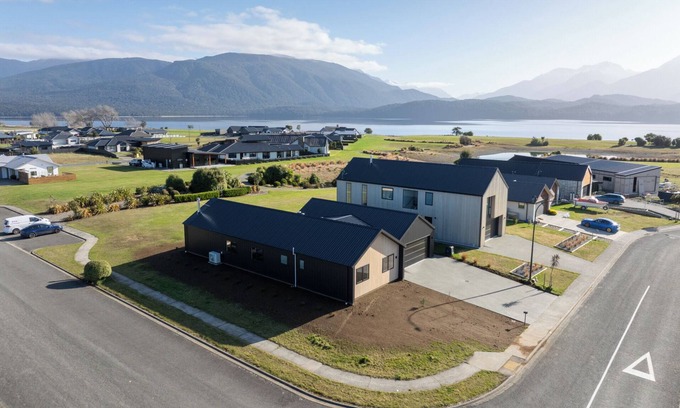 Te Anau House | Southern Solace - Te Anau Holiday Home