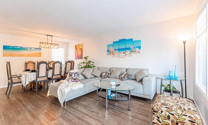 Southwest Edmonton House | Southgate 5 Bedroom Vacation Home with Double Garage