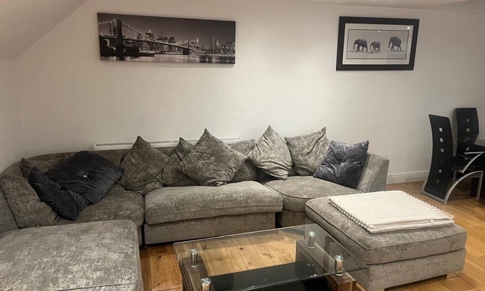 Southgate House | Southgate Home - Sleeps 14 - Parking - Central