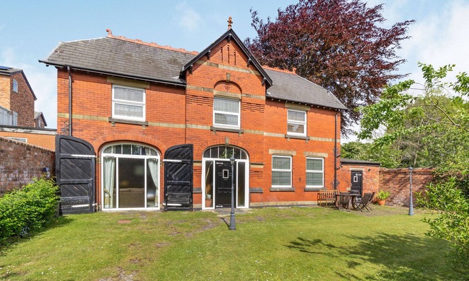 Southport Cottage | SOUTHPORT COACH HOUSE, family friendly, with a garden in Southport