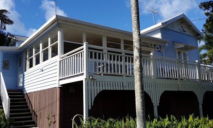 Southport House | SOUTHPORT Holiday HOME Handy to Broadwater Theme Parks Free WiFi and Netflix.