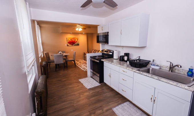 Pittsburgh Apartment | Southside apartment 2 bedroom and Pet-friendly 10 minutes from downtown