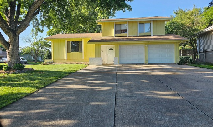 Millard House | Southwest Omaha. Interstate I-80 access nearby! Large, clean & safe home.