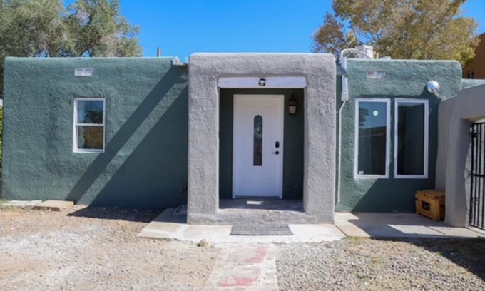 Southside House | Southwestern style home! We are your home away from home & close to everything.