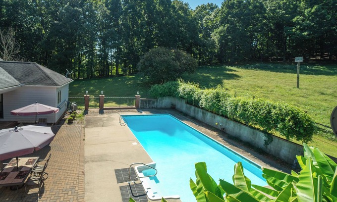 Cleveland House | Southwind - Beautiful Country Estate with Private Pond and Pool