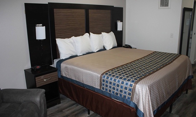 Inver Grove Heights House | SP-Inver Grove Heights -1 King Studio with Kitchenette NS (Oversized)