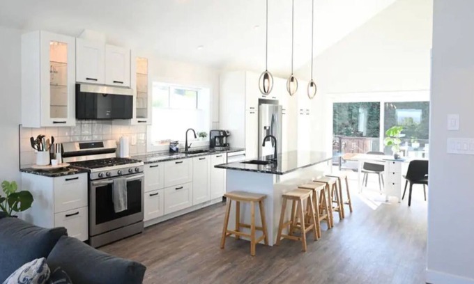 Campbell River Apartment | SPA Bathroom-Luxurious 2 Bdrm w/Fireplace